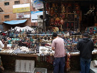 Покупка сувениров Непала